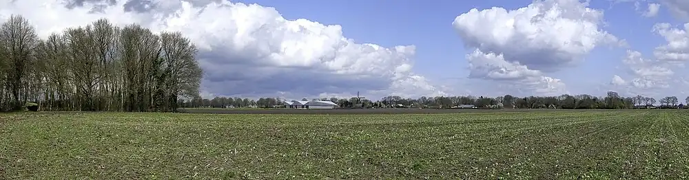 Silhouet van het dorp gezien over de Noordlaarder es met links het hunebed