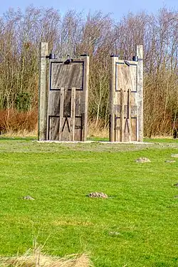 De oude deuren van de sluis zijn op initiatief van voormalig sluiswachter Jan Schoonveld in 2021 als kunstwerk herplaatst ten zuiden van het gehucht.