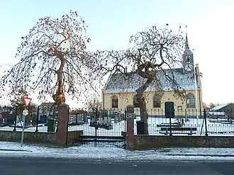 Vooraanzicht met de treurbomen