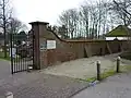 De uit 1931 daterende muur rond de begraafplaats