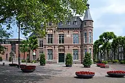 Het raadhuis op 10 juli 2013, met de nieuwbouw links