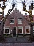 Huis met uitgebouwde brede gemetselde trapgevel