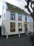 Huis onder dwars zadeldak