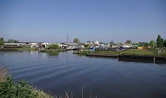 Zijkanaal I en het Papaverkanaal met schepen van de Amsterdamse Stadsreiniging