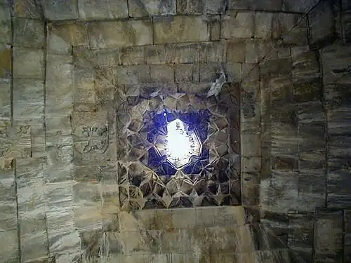 Vierkant middendeel van de gavit, versierd met stalactieten en met een dakvenster (erdik) in het midden