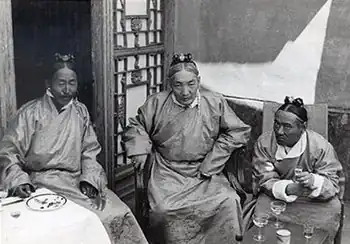 V.l.n.r. Norbu Döndrup, Trimön en Tsarong Dasang Dramdül, 1936