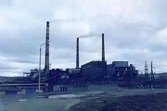 Een fabriek van Nornikel in Nikel (oblast Moermansk)