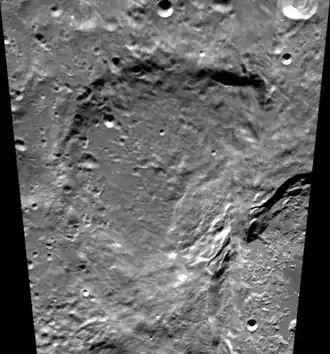 De Minnaert maankrater op een fotomozaïek gemaakt door de Amerikaanse ruimtesonde Clementine (Deep Space Program Science Experiment), 1994. Rechtsonder de krater Antoniadi.