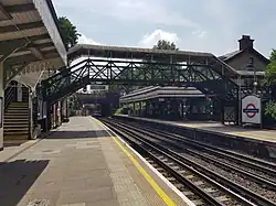 De sporen en perrons met Edwardiaanse perronkappen en loopbrug.