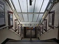 De trap tussen hal en perron