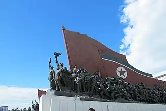 Een monument in Pyongyang; aug 2012.