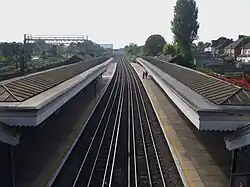 De sporen en perrons gezien vanuit de loopbrug.
