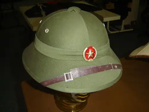Een Noord-Vietnamese tropenhelm gedragen tijdens de Vietnamoorlog