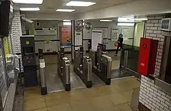 De OV-poortjes gezien vanaf de trap.