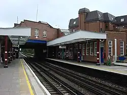 Het stationsgebouw langs het viaduct boven de sporen naar het westen.