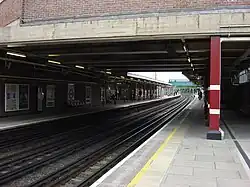 De sporen onder het stationsgebouw.