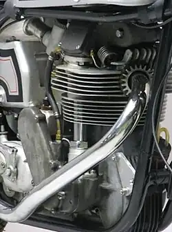 Motor van een 40M Manx 350&nbsp;cc uit 1956: de koelribben liepen nu om de koningsas heen.