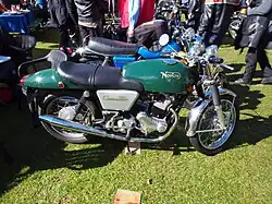 De omhooggebogen uitlaten verschenen vanaf de Norton Commando 750 Fastback Mk II