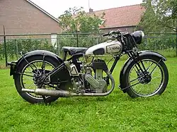 Sinds 1929 was er al een zadeltank en olietank en frictiedempers op de voorvork, zoals bij deze Big Four uit 1933. Het driehoekige gereedschapskastje was typisch voor alle Britse merken.