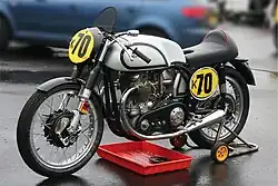 ...en megafoonuitlaten