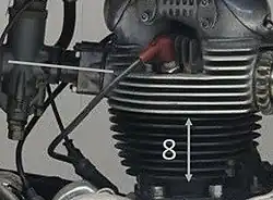 500 cc: 8 koelribben, carburateur ongeveer horizontaal