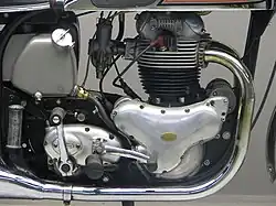 De Norton Dominator-motor (deze is uit 1956) werd in 1947 door Bert Hopwood ontwikkeld. Deze paralleltwin, zonder twijfel geïnspireerd op de Triumph Speed Twin, bleef vrijwel ongewijzigd dienstdoen tot in de laatste Norton Commando in 1977