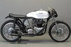 Imitatie met 650cc-blok en slimline frame.