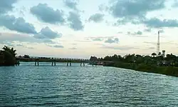 Brug over het Canal des Pangalanes met rechts Nosy Varika