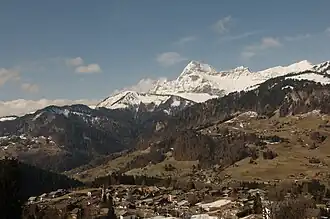 Gezicht op Notre-Dame-de-Bellecombe en de Mont Charvin