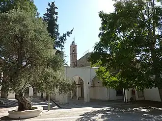 Voorzijde met binnenplaats van de OLV-kerk van Tyrus in Noord-Nicosia