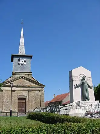 De kerk en het monument voor de gevallenen van Nouart