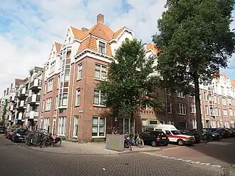 Aert van Nesstraat hoek Nova Zemblastraat (2016) Bedrijfsmatige units op 48/50 zichtbaar achter oude ambulance