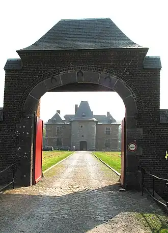 Zicht op het kasteel vanaf de poort van de hoeve