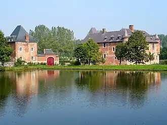 Hoeve (links) en kasteel (rechts) van Fernelmont
