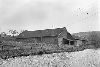 Boerderij Benzenraderhof in 1966, met de vijver waarin zich het kasteeleiland bevindt