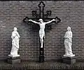 Calvariegroep van drie gietijzeren beelden