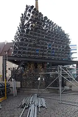 Auf Wiedersehen (2006), op de Schönen Brunnen (prachtige fontein) in Neurenberg