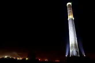 Fabrieksschoorsteen in Nueva Rosita bij nacht