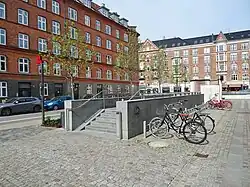 De trap naar de fietsenstalling.