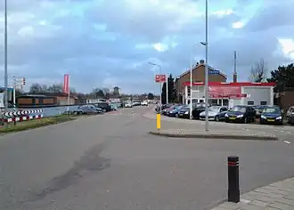 Het einde van de Akerdijk (voor), begin van de Nieuwemeerdijk (achter) en de Sloterweg (rechts)