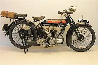 OEC 350 cc (Blackburne-motor), eveneens uit 1925.