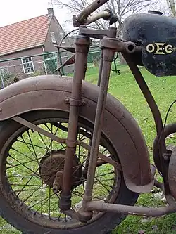 Het "OEC Duplex Steering Spring Chassis", in dit geval op een opknappertje uit 1934