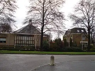 De Mieraskerk met rechts de pastorie. Vooraan is de recente uitbreiding zichtbaar