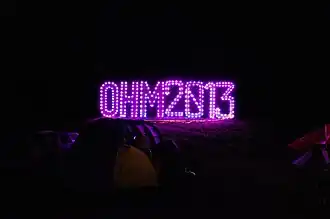 Een lichtbord dat ergens op het terrein stond.