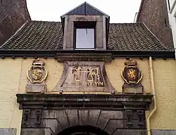 Wolwaag met wapenstenen Luikse prins-bisschop en Staten-Generaal