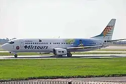 Een vliegtuig van Air Belgium in Airtours-kleuren