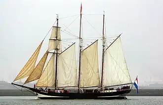 Tuigage van de Oosterschelde bij het binnenvaren van de Nieuwe Waterweg in 2014.