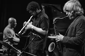 Josh Evans (midden met trompet)