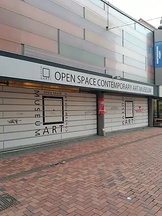 Museum gesloten, met graffiti op de rolluiken