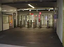 OV-chipkaartpoortjes voor de Rotterdamse metro op station Blaak